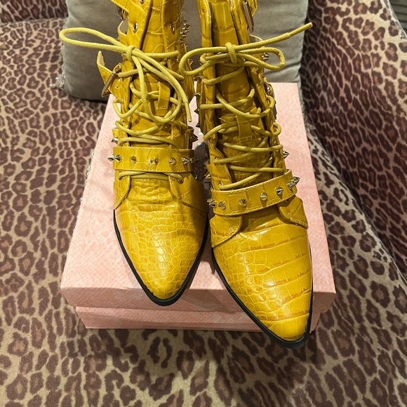 Cape Robbin new lace up yellow ankle boots with stud details size 9 - Picture 2 of 7